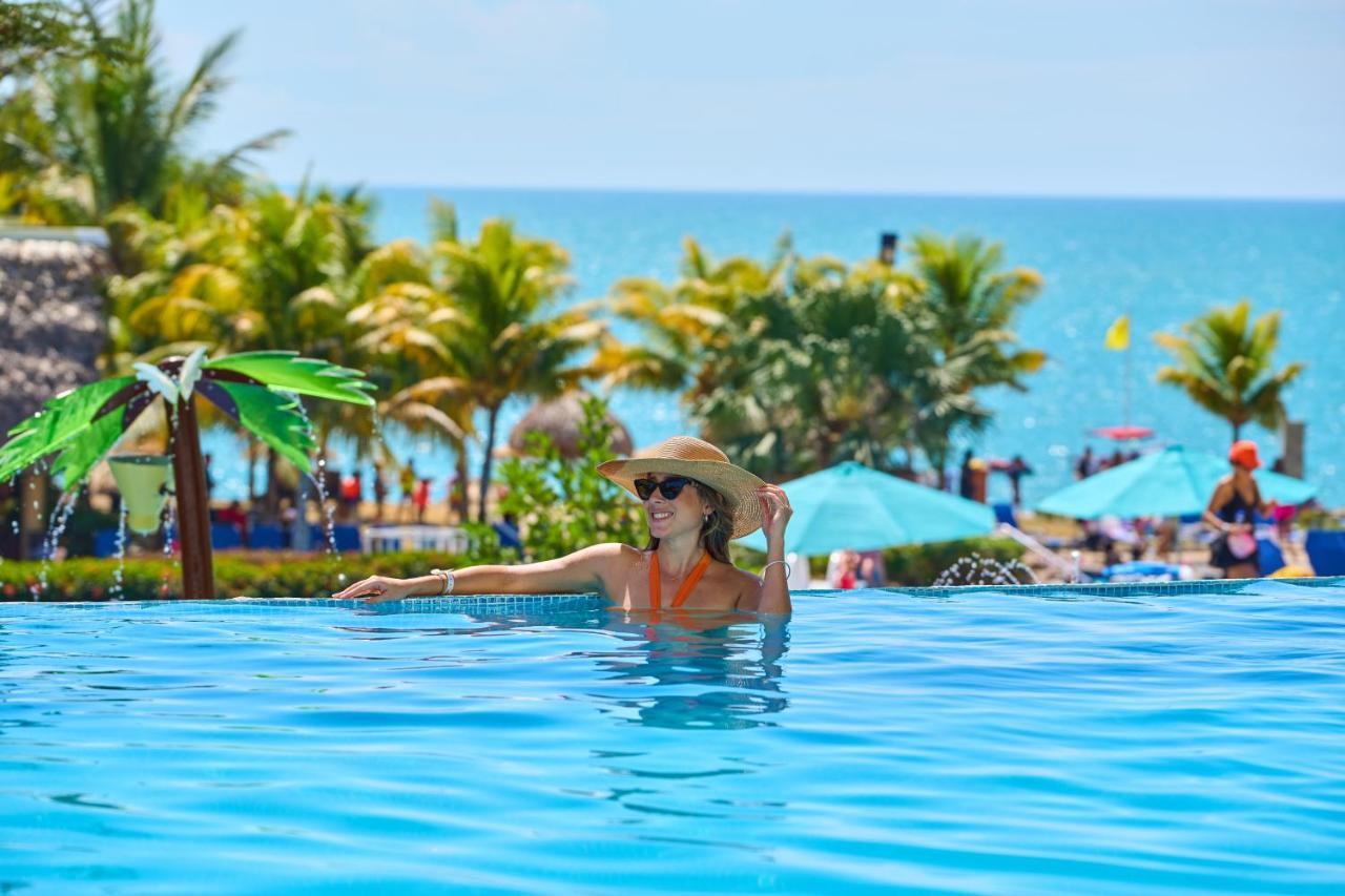 ホテル Gran Evenia Bijao サンタ・クララ エクステリア 写真 A woman in a swimming pool