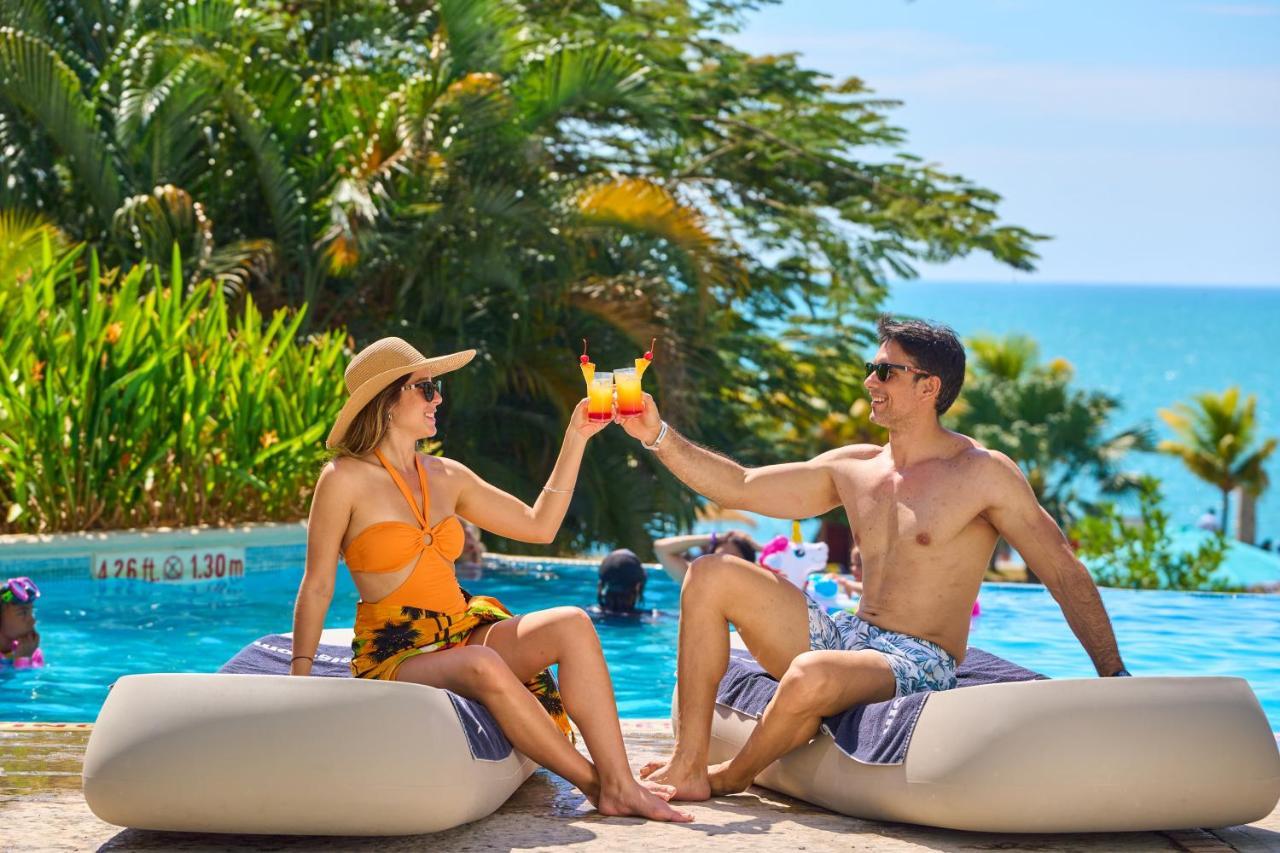 ホテル Gran Evenia Bijao サンタ・クララ エクステリア 写真 A couple at a resort in Cancun, Mexico