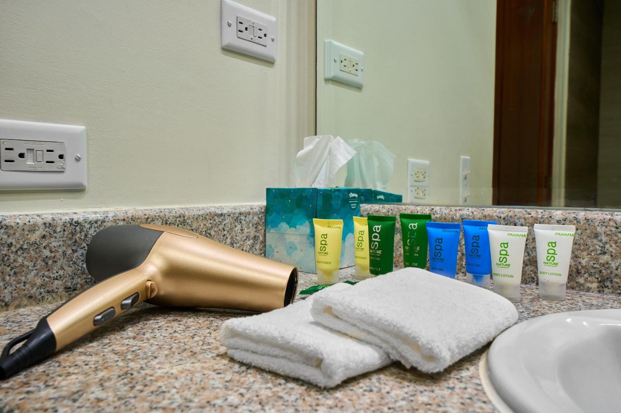 ホテル Gran Evenia Bijao サンタ・クララ エクステリア 写真 A hair dryer and toiletries in a hotel bathroom