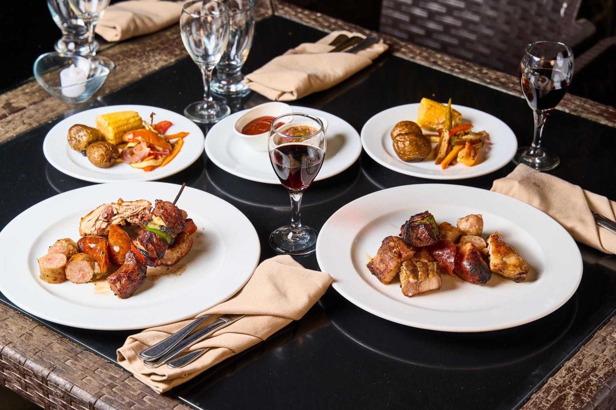 ホテル Gran Evenia Bijao サンタ・クララ エクステリア 写真 A selection of dishes at the restaurant