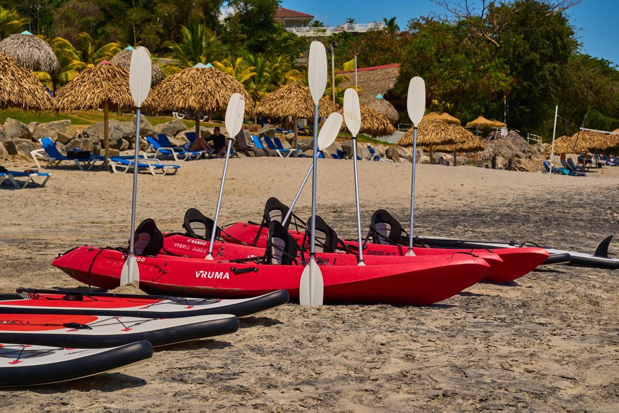 ホテル Gran Evenia Bijao サンタ・クララ エクステリア 写真 Kayaks on the beach