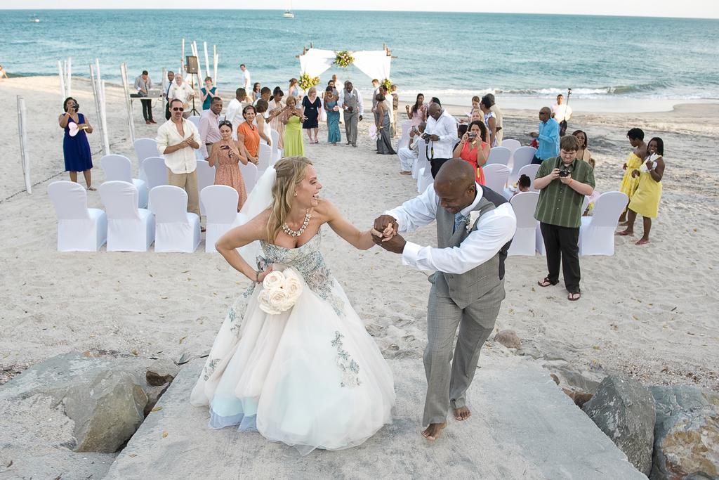 ホテル Gran Evenia Bijao サンタ・クララ エクステリア 写真 A beach wedding in Jamaica