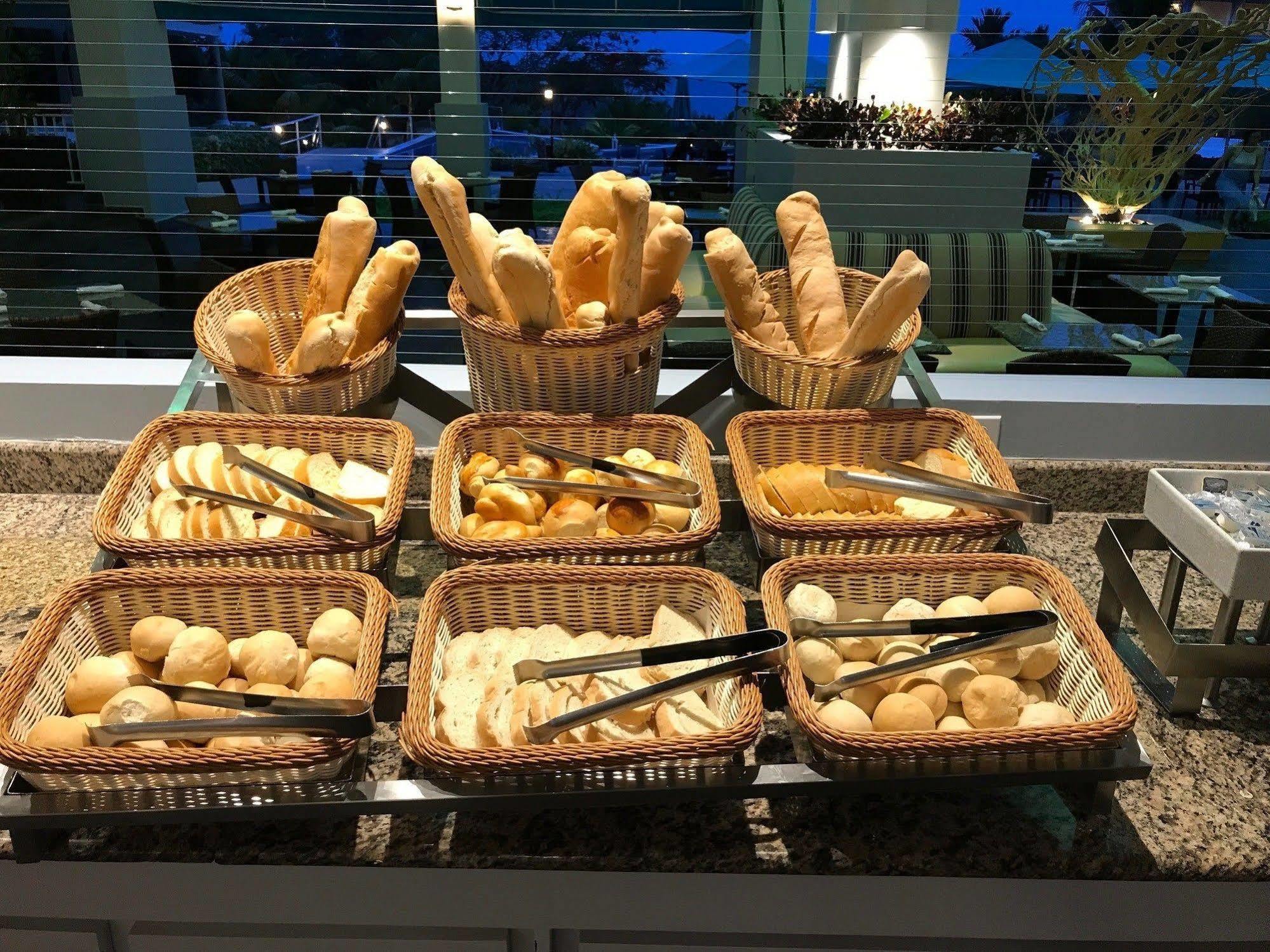 ホテル Gran Evenia Bijao サンタ・クララ エクステリア 写真 Bread at a buffet