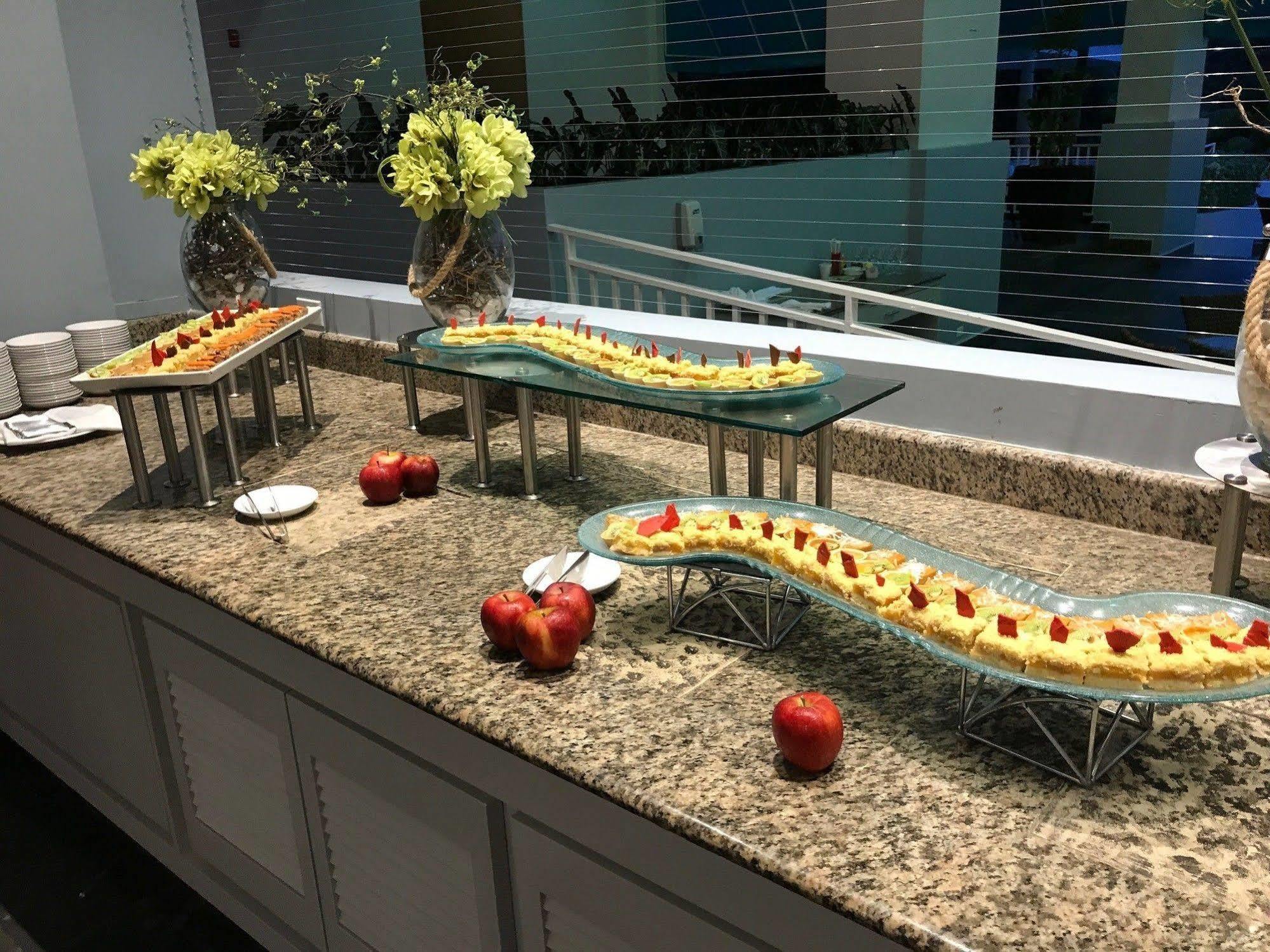ホテル Gran Evenia Bijao サンタ・クララ エクステリア 写真 A buffet at a hotel